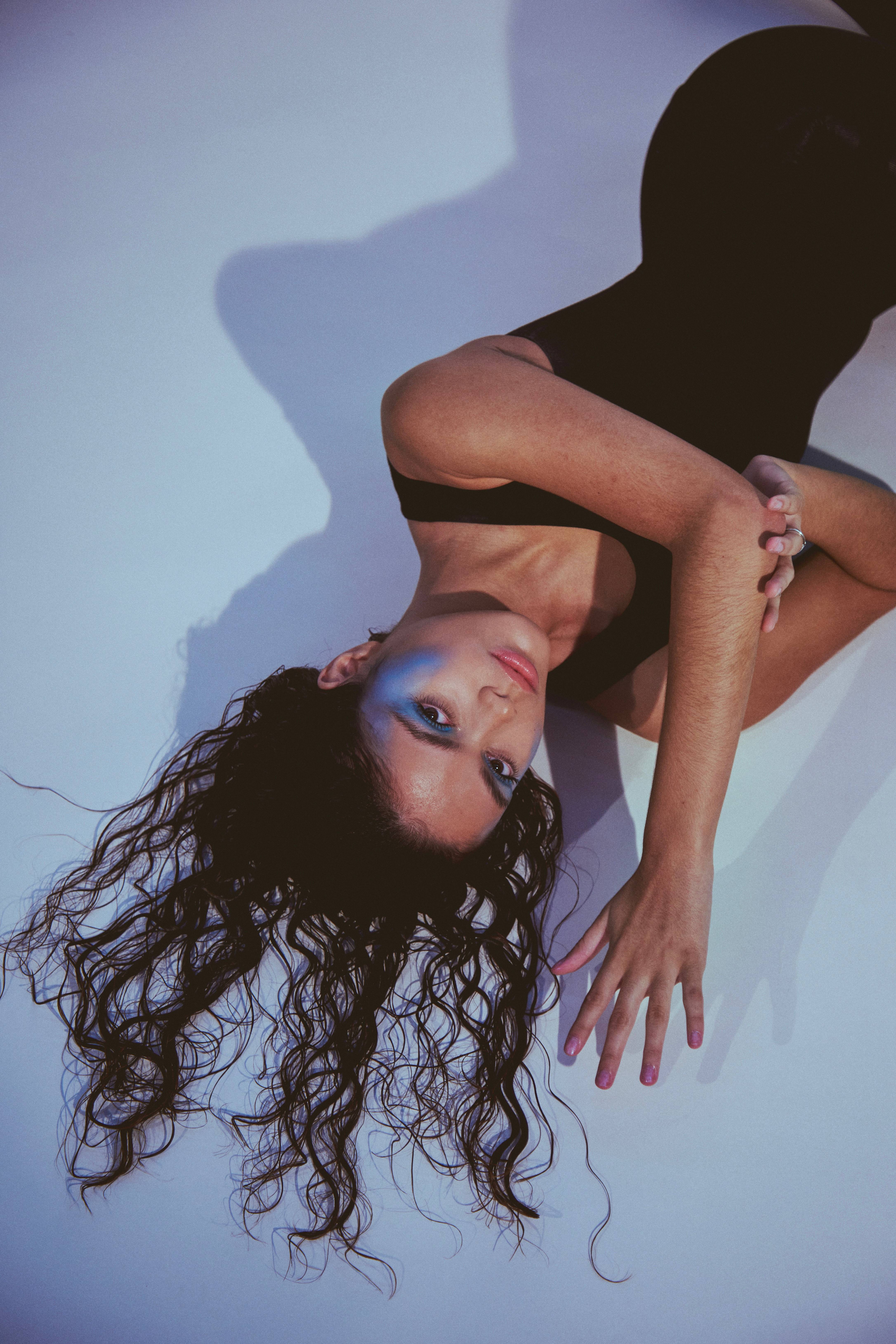 Contact - Iris Paiva De Almeida, image size:760x1140